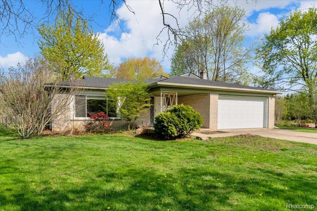 19230 Red Maple Court, Southfield, MI 48076