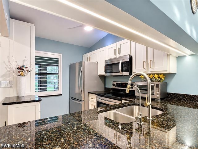 2017 Pine Isle LN, Naples, FL 34112