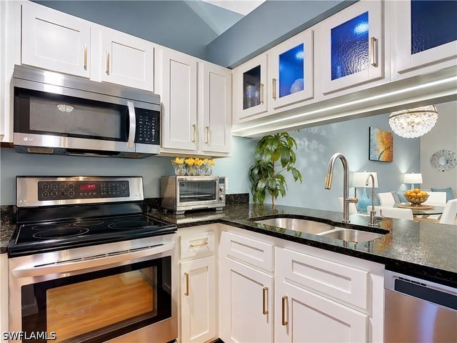 2017 Pine Isle LN, Naples, FL 34112