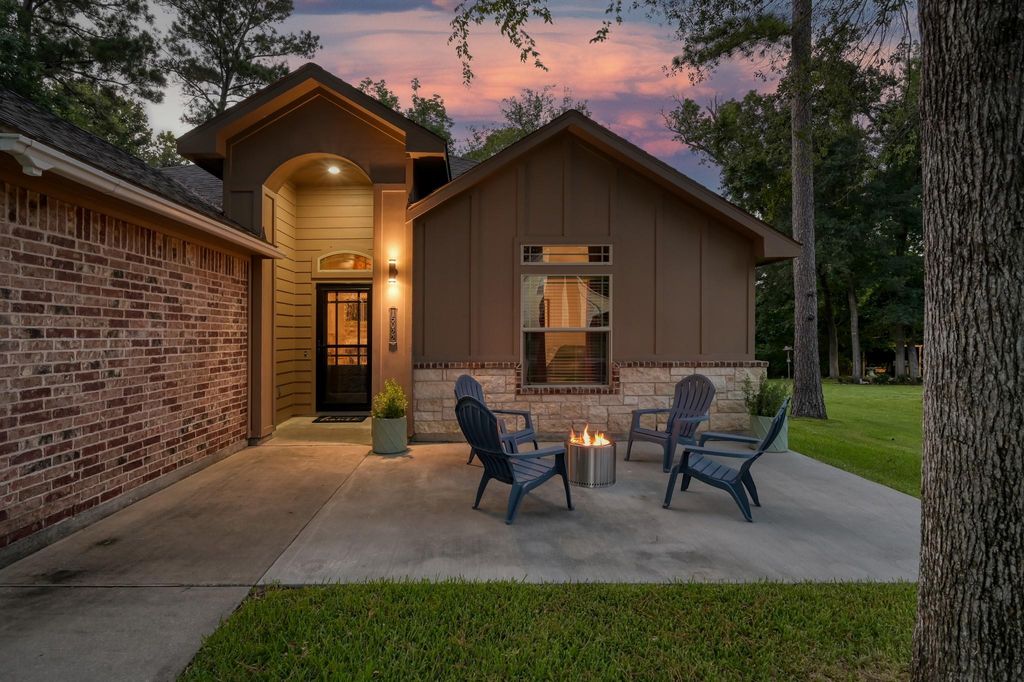 15022 Constellation Circle W, Willis, TX 77318