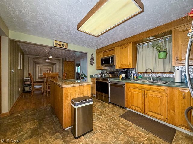 724 Indiana Avenue, Mcdonald, OH 44437