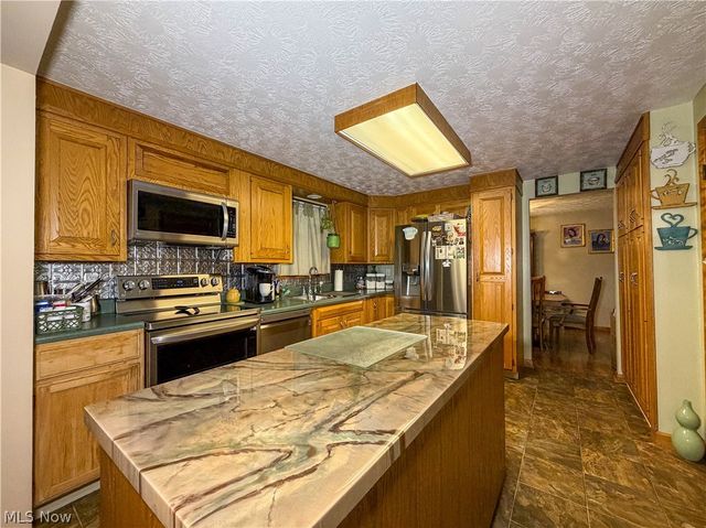 724 Indiana Avenue, Mcdonald, OH 44437