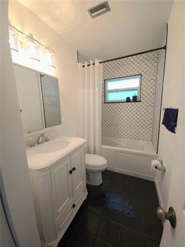 5699 WESTWIND LN, Sarasota, FL 34231