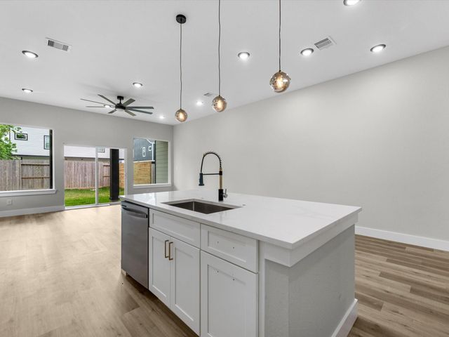 991 South Lane, Houston, TX 77088