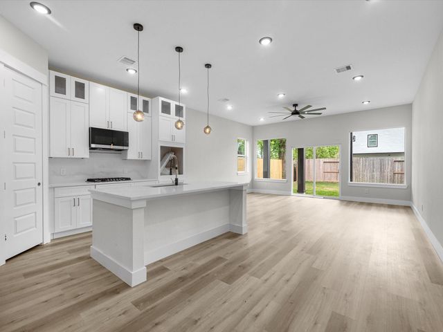 991 South Lane, Houston, TX 77088