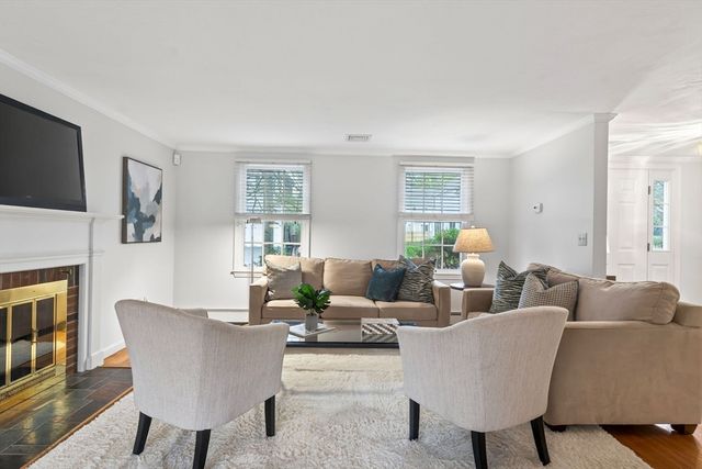 7 Oakdale Ave, Wellesley, MA 02482