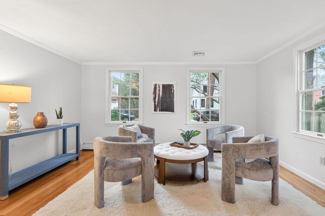 7 Oakdale Ave, Wellesley, MA 02482