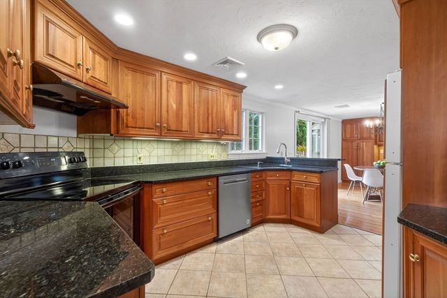 7 Oakdale Ave, Wellesley, MA 02482