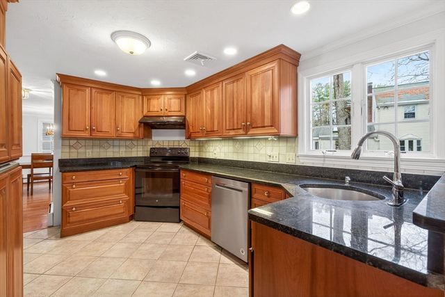 7 Oakdale Ave, Wellesley, MA 02482