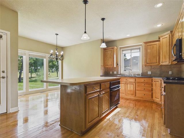 901 SW Drake Drive, Lee's Summit, MO 64082