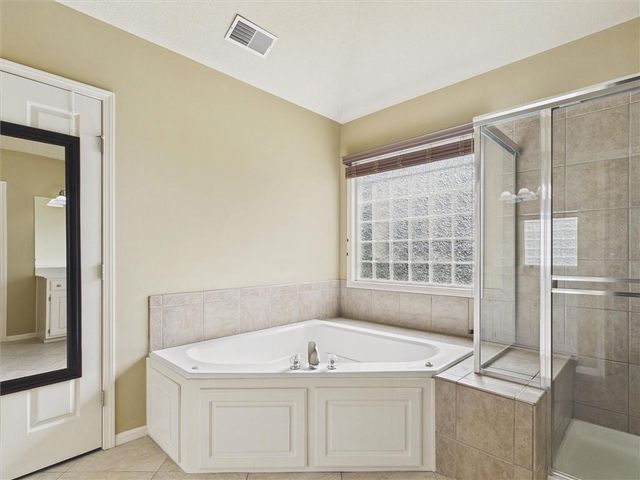 901 SW Drake Drive, Lee's Summit, MO 64082