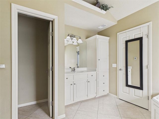 901 SW Drake Drive, Lee's Summit, MO 64082
