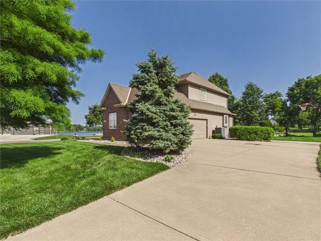 901 SW Drake Drive, Lee's Summit, MO 64082