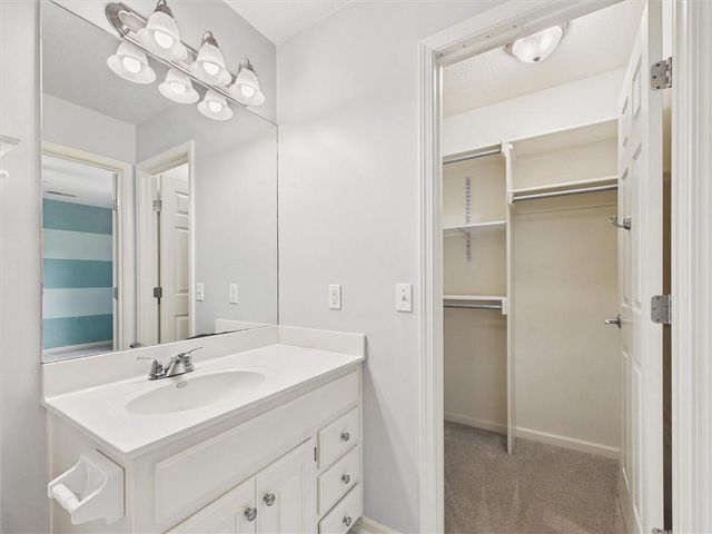 901 SW Drake Drive, Lee's Summit, MO 64082