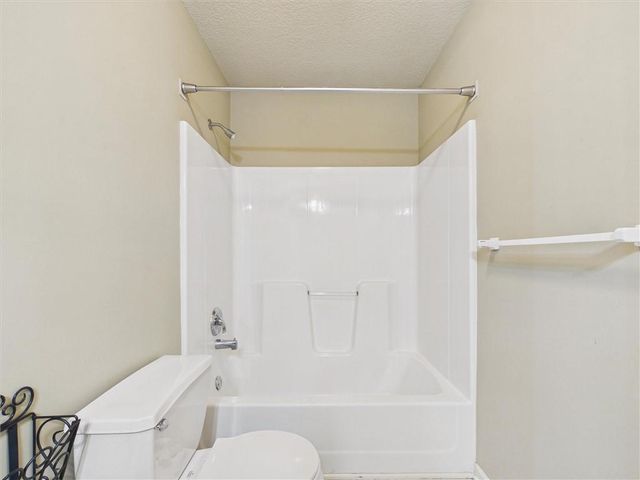 901 SW Drake Drive, Lee's Summit, MO 64082