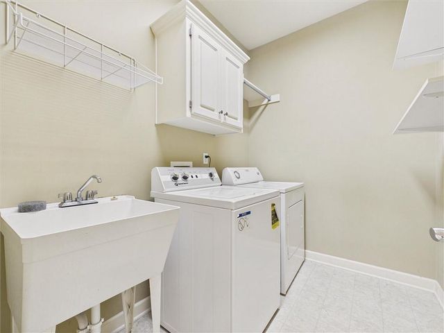 901 SW Drake Drive, Lee's Summit, MO 64082