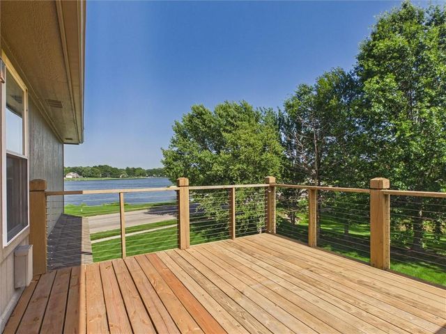 901 SW Drake Drive, Lee's Summit, MO 64082