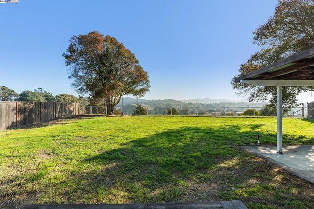 1273 Mcdonald Dr, Pinole, CA 94564