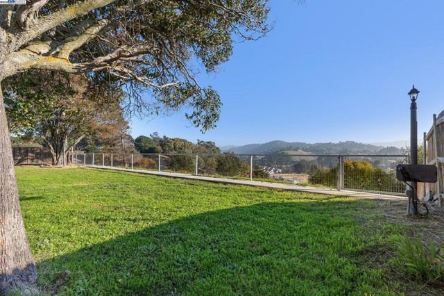 1273 Mcdonald Dr, Pinole, CA 94564