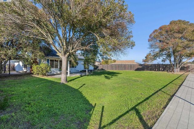 1273 Mcdonald Dr, Pinole, CA 94564