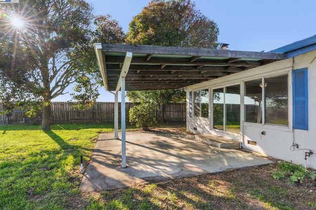 1273 Mcdonald Dr, Pinole, CA 94564