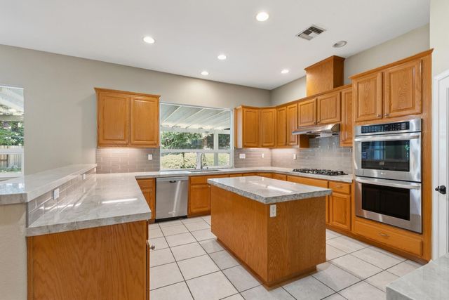 425 Crescent Dr, Roseville, CA 95678