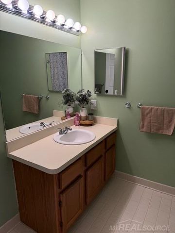 4984 Oak Hill Drive, Waterford, MI 48329