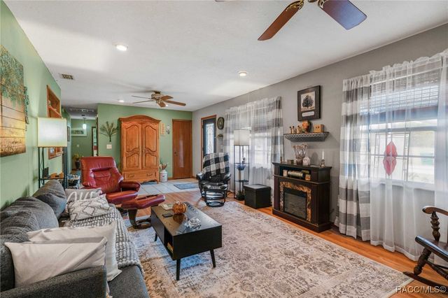 9830 W Pomegranate Street, Crystal River, FL 34428