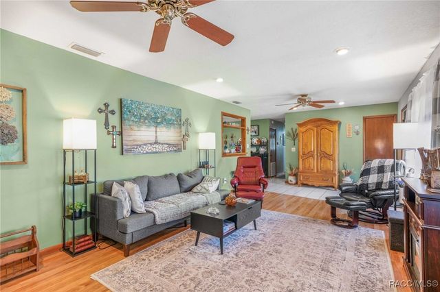 9830 W Pomegranate Street, Crystal River, FL 34428