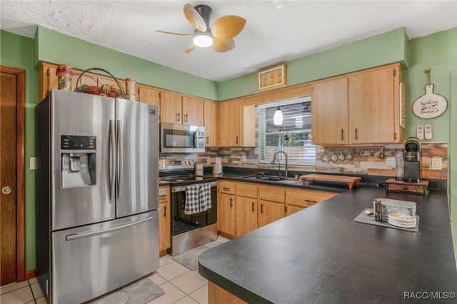 9830 W Pomegranate Street, Crystal River, FL 34428