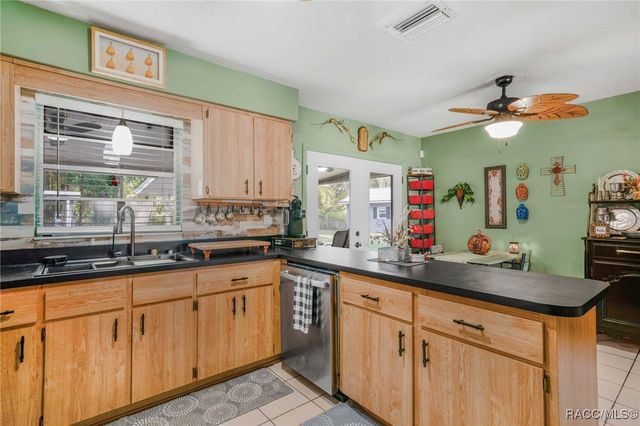 9830 W Pomegranate Street, Crystal River, FL 34428