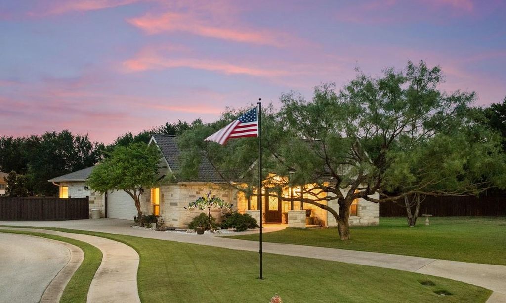 813 Lacey Oak CIR, Marble Falls, TX 78654