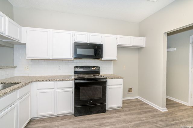 2826 VILLAGE PKWY, San Antonio, TX 78251
