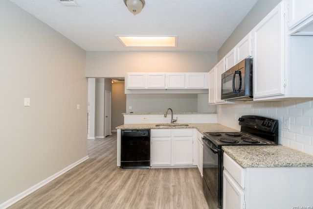 2826 VILLAGE PKWY, San Antonio, TX 78251