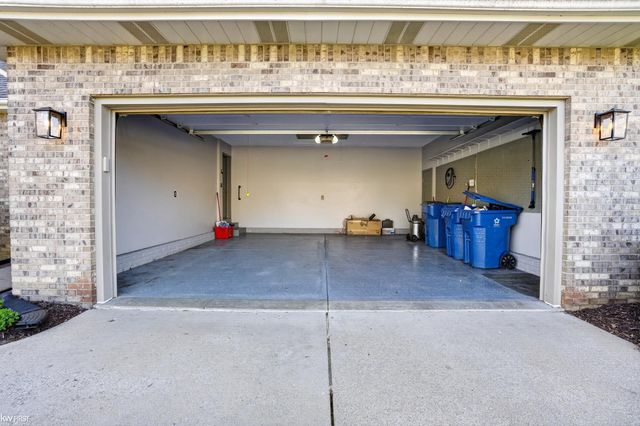 2345 Lost Creek Drive, Flushing, MI 48433
