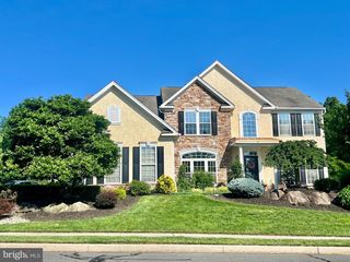 8 BROOK HOLLOW DR, Reading, PA 19608