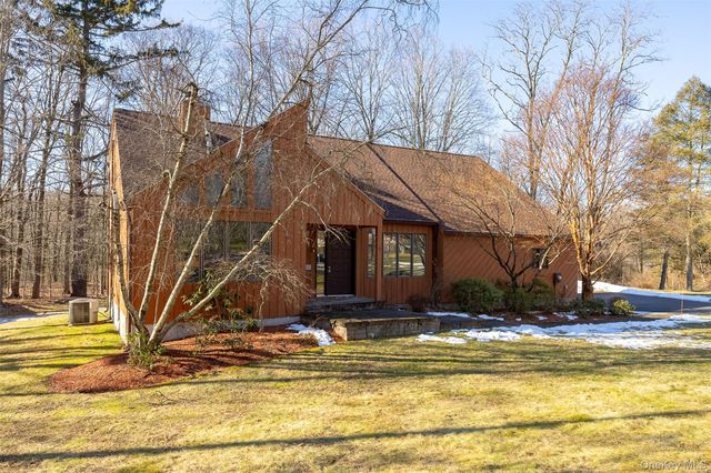 5 Chestnut Ridge Road, Poughkeepsie, NY 12603