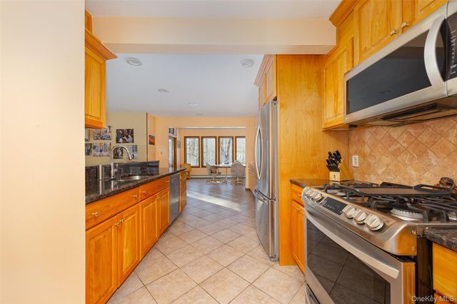 5 Chestnut Ridge Road, Poughkeepsie, NY 12603