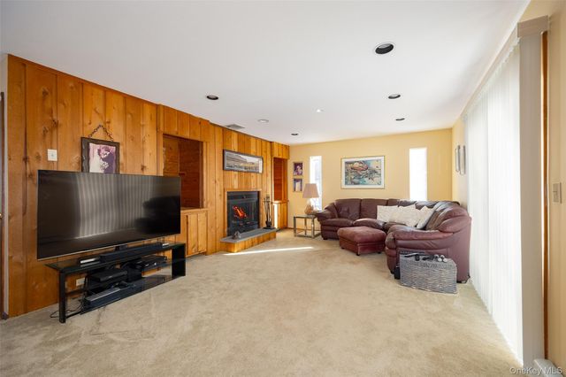 5 Chestnut Ridge Road, Poughkeepsie, NY 12603