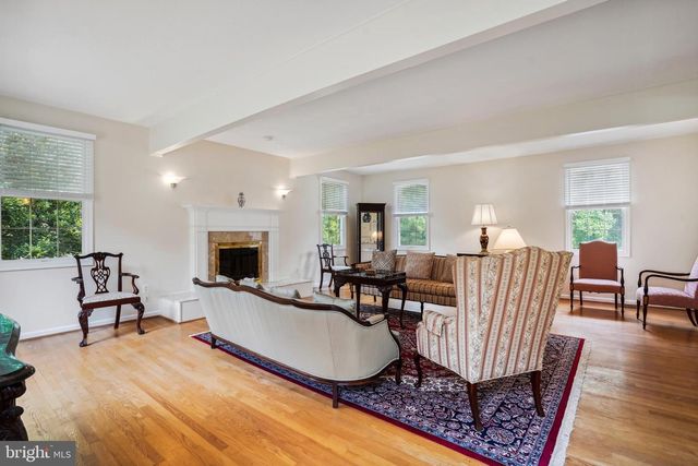 9708 LOCUST HILL DR, Great Falls, VA 22066