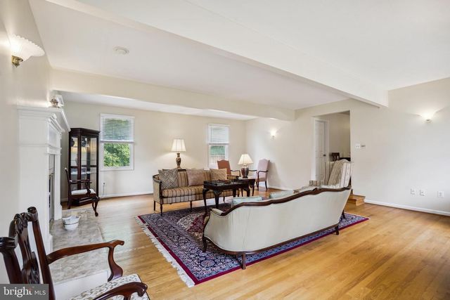 9708 LOCUST HILL DR, Great Falls, VA 22066