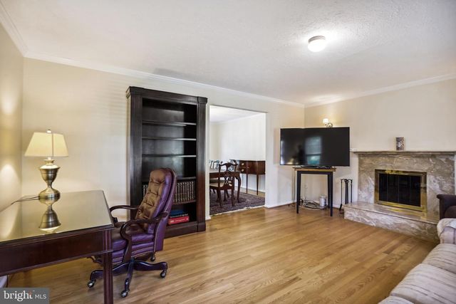 9708 LOCUST HILL DR, Great Falls, VA 22066