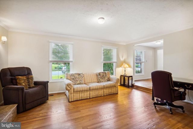9708 LOCUST HILL DR, Great Falls, VA 22066