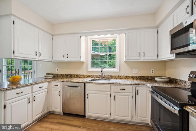9708 LOCUST HILL DR, Great Falls, VA 22066