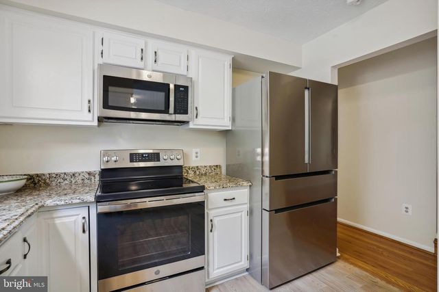 9708 LOCUST HILL DR, Great Falls, VA 22066