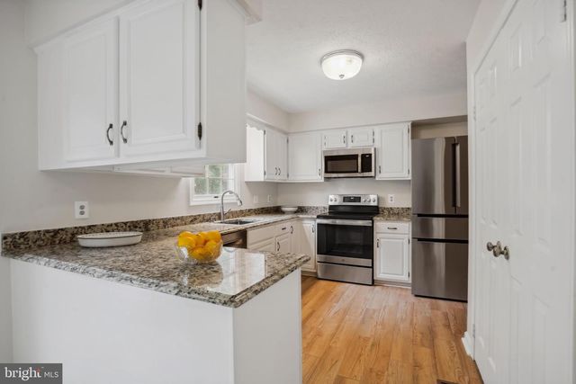 9708 LOCUST HILL DR, Great Falls, VA 22066