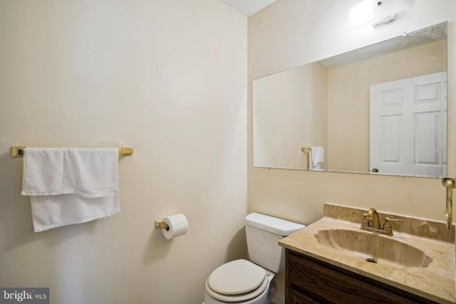 9708 LOCUST HILL DR, Great Falls, VA 22066