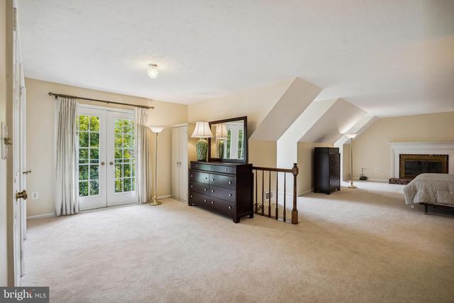 9708 LOCUST HILL DR, Great Falls, VA 22066