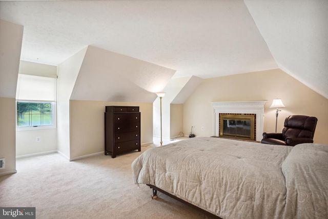 9708 LOCUST HILL DR, Great Falls, VA 22066