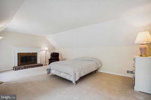 9708 LOCUST HILL DR, Great Falls, VA 22066